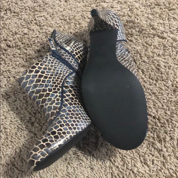 Beautiful iridescent Rockport ankle bootie - Picture 2 of 2